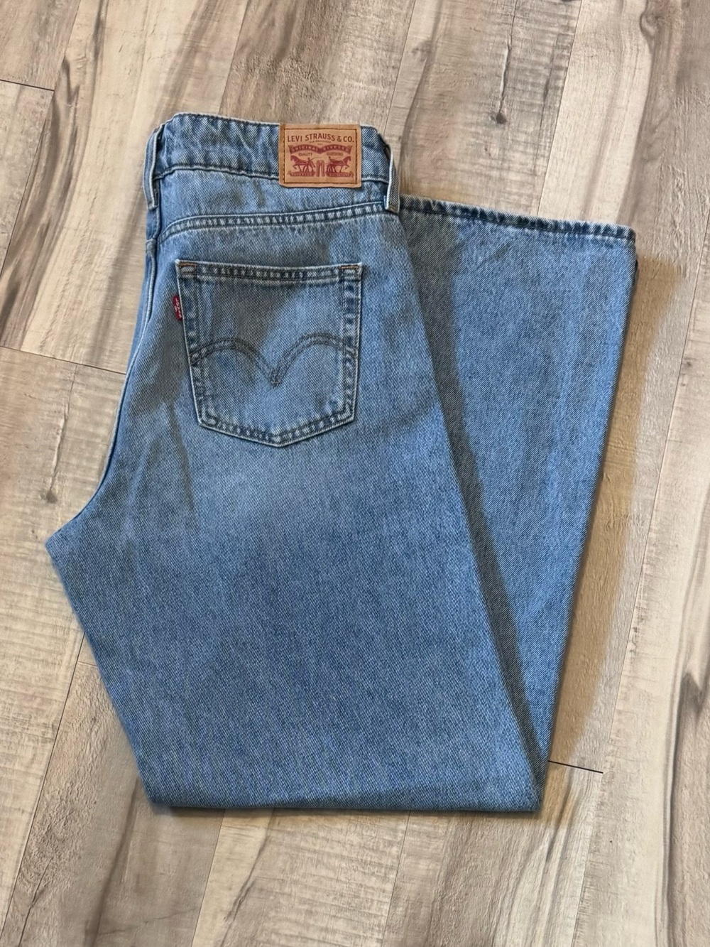 Women’s Levi’s Super Low Double-Button Relaxed Fit Jeans NWOT - Picture 4 of 7